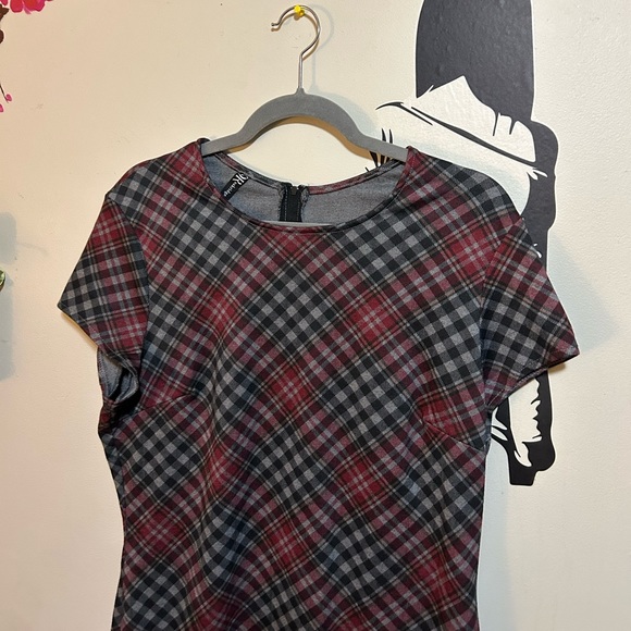 Black and Red Checkered Pattern Dress - Picture 2 of 6